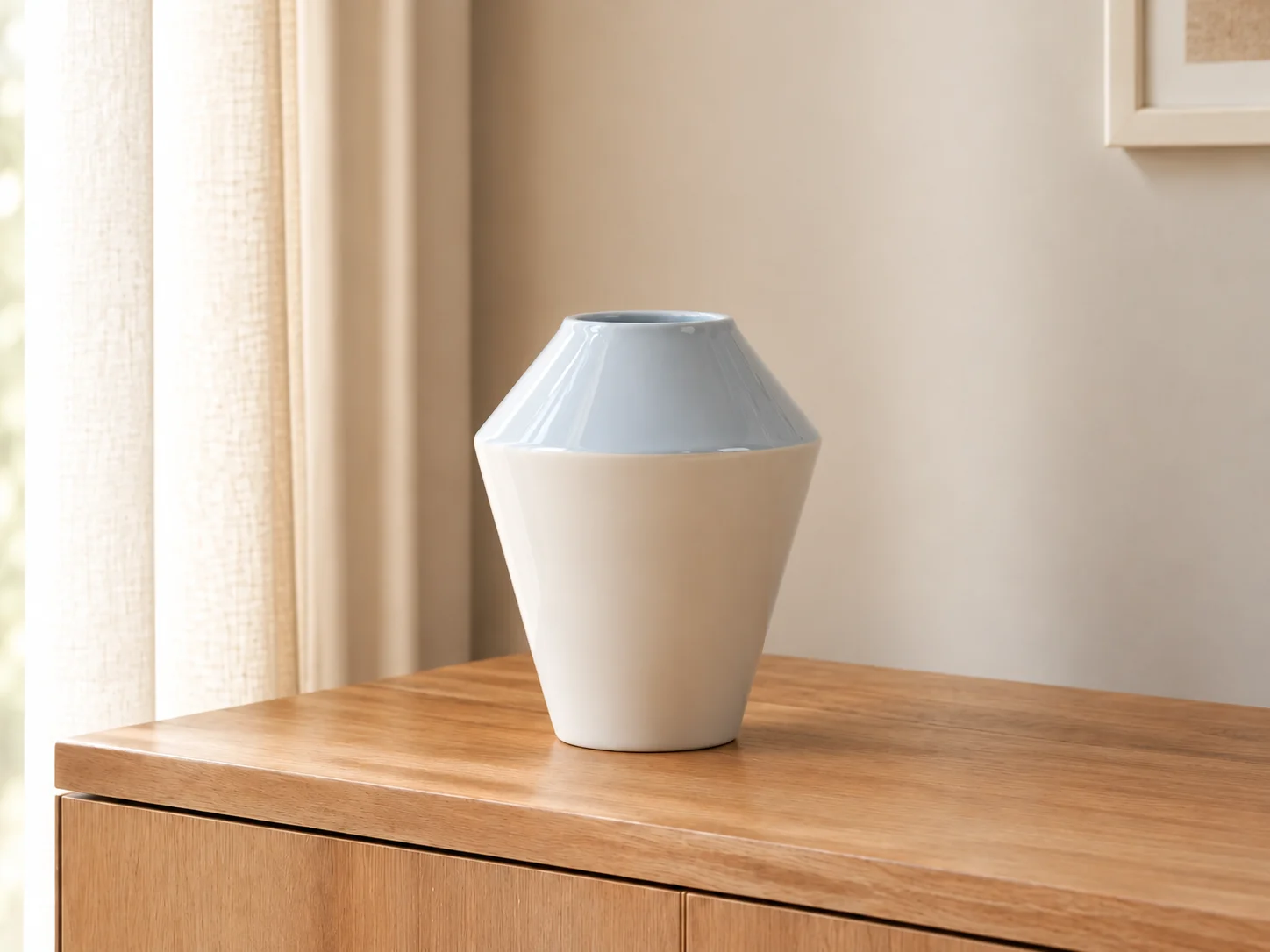 Duodip decoratief vaasje in wit en lichtblauw op een houten kast